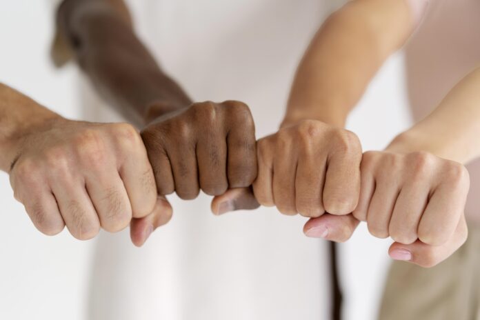 pessoas-co-maos-juntas